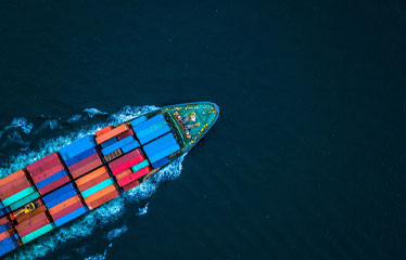 Flygfoto från drönare av containerfartyg eller lastfartyg