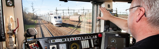 ERTMS-tåg (STM) möter ett Tåg på en banvall