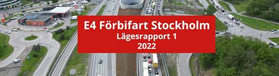 Flygbild över motorvägar. Röd skylt med vit text som säger: E4 Förbifart Stockohlm, lägesrapport 1 2022