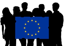 Ungdomar i silhuett håller en EU-flagga