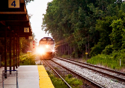 Tåg som anländer till perrong. Foto: Jerry Bernard/mostphotos.com