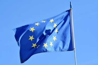 Europeiska unionens flagga mot en klarblå himmel.