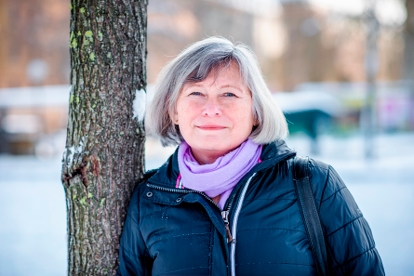Lena Nyberg, generaldirektör Myndigheten för ungdoms- och civilsamhällesfrågor, står lutad mot ett träd utomhus i snötäckt statsmiljö