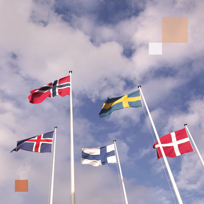 Nordiska flaggor vajar mot en himmel med lätta moln. Foto: Eric Dufour