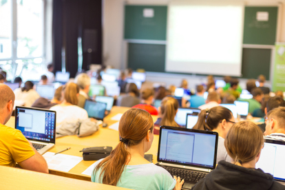 Studenter i en föreläsningssal med bärbara datorer. Foto: Kasto80/mostphotos.com