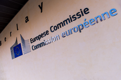 Skylt med texten "Europese Commissie, Commission européenne" och en EU-flagga på en vägg. Foto: Mostphotos.com/Dotshock