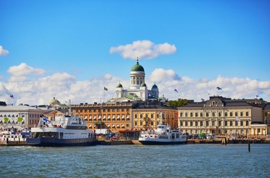 Vy över Helsingfors hamn med båtar och domkyrkan i bakgrunden. Foto: Ekaterina Krasnikova/Mostphotos.com