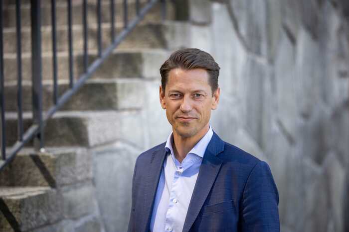 Magnus Jägerskog, generaldirektör, Myndigheten för ungdoms- och civilsamhällesfrågor, MUCF, står framför en trapp utomhus. Foto: Fredrik Hjerling Magnus Jägerskog, generaldirektör, Myndigheten för ungdoms- och civilsamhällesfrågor, MUCF, står framför en trapp utomhus. Foto: Fredrik Hjerling