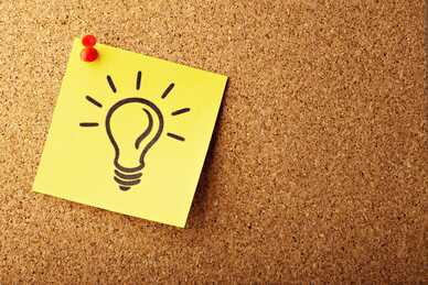 Gul post-it-lapp med ritad glödlampa på anslagstavla. Foto: Pixabay