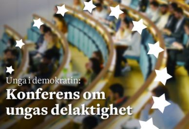 Unga personer sitter i en föreläsningssal med texten Unga i demokratin: Konferens om ungas delaktighet. Bild: LSU