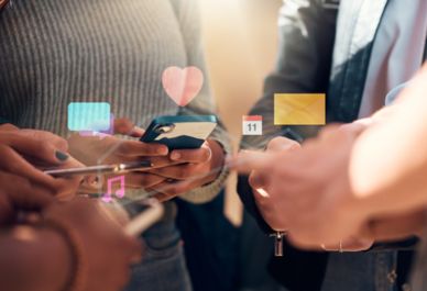 Personer som använder smartphones med digitala ikoner som svävar runt dem. Foto: Mostphotos.com/Yuri Arcurs