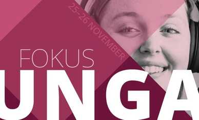 Ung person som ler, text "Fokus Unga" med datum 25-26 november i vinrött och vitt.