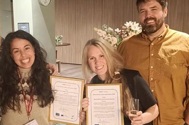 Tre personer visar upp diplom vid en prisutdelning. Foto: MUCF