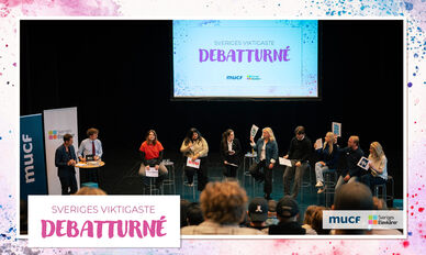 Paneldebatt på scen med flera medverkande och publik i förgrunden, skylt med texten "Debattturné" i bakgrunden. Foto: Christoffer Rikardsson, MUCF 