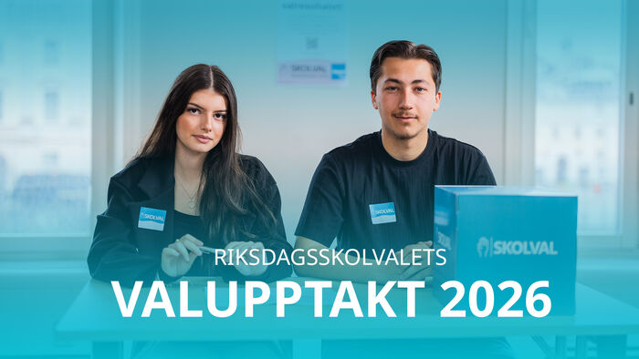 Två unga personer sitter vid ett bord med en blå valurna och texten "Riksdagsskolvalets Valupptakt 2026" över bilden. Två unga personer sitter vid ett bord med en blå valurna och texten "Riksdagsskolvalets Valupptakt 2026" över bilden.