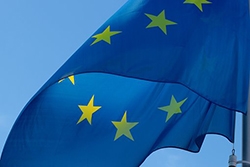 EU-flagga som vajar. 