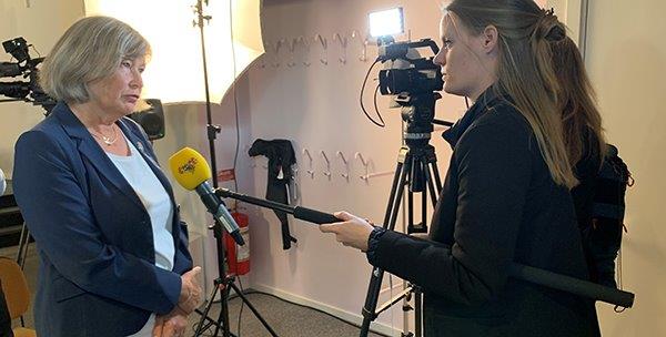 Lena Nyberg, MUCF:s generaldirektör, blir intervjuad efter Folkhälsomyndighetens presskonferens.