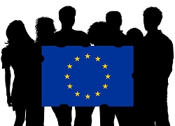 Illustration: Mörka silhuetter av människor som håller i en EU-flagga. 