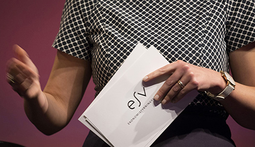 Temabild på en person med talarkort med ESV:s logga