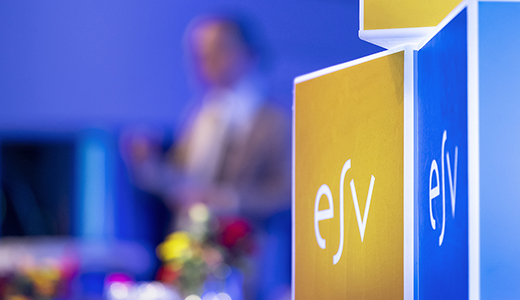 ESV:s logotyp med en person som talar i bakgrunden.