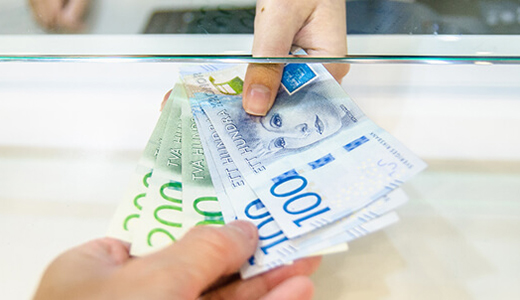 Hand ger en annan hand sedlar.