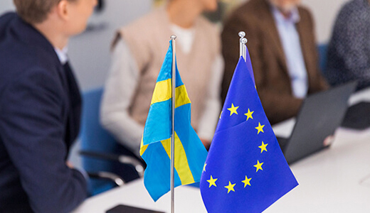 Svenska flaggan och EU-flaggan.