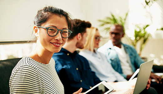 Personer sitter vid ett bord.