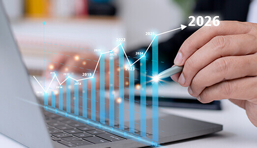 Person som analyserar ekonomiska trender på en laptop med framtida prognoser.
