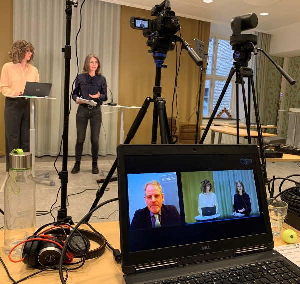 Annamaria Feldt, Länsstyrelsen, och moderator Annika Nordgren Christensen samtalade med talarna som medverkade via Skype. På bilden statssekreterare Jan-Olof Lind.