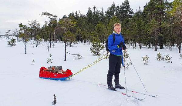 Landshövding Anders Danielsson åker skidor. Foto: Jörel Holmberg