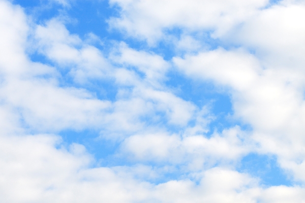 fotografi på blå himmel med vita moln