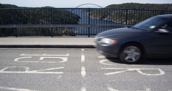 Fotografi på bil som kör över norge/Sverige gränsen