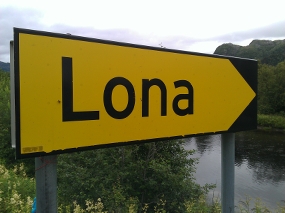 Bild på norsk vägskylt med namnet Lona.