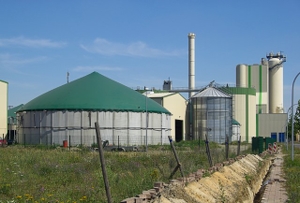 Bild på biogasanläggning. Flera silos och förbränningstorn 