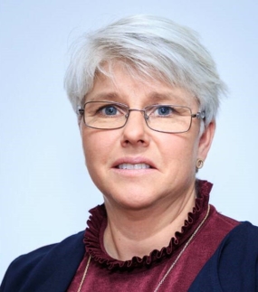 Profilbild av Kristina Höök-Patriksson. Kristina har kort gråhårig frisyr och glasögon.