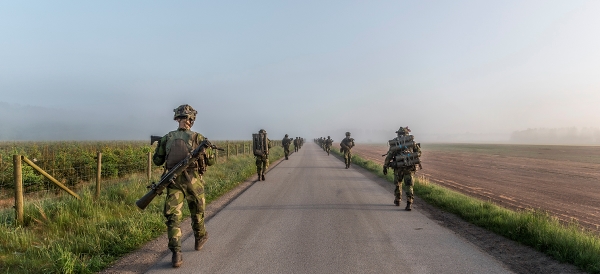 Soldater vandrar på väg.