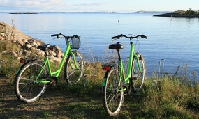Två cyklar vid en sjö