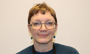 Porträttbild på kvinna, vit bakgrund