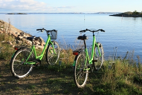 Bild på två cyklar och en sjö