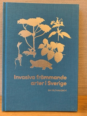 Omslagsbild på boken Invasiva främmande arter i Sverige. På bilden syns illustrationer av växter och djur. 