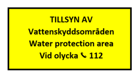 Gul skylt med texten Tillsyn av vattenskyddsområden Water protection area Vid olycka ring 112