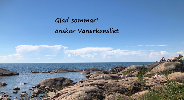 Vänervy med texten: Glad sommar önskar Vänerkansliet!