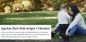 Foto på en mamma och ett barn på en gräsmatta.