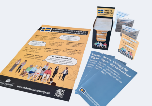 Plansch och foldrar med information om Informationsverige.se.