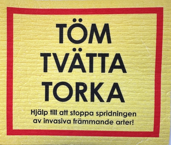 Disktrasa med budskapet - Töm, Tvätta, Torka. Om att förhindra spridning av invasiva främmande arter.