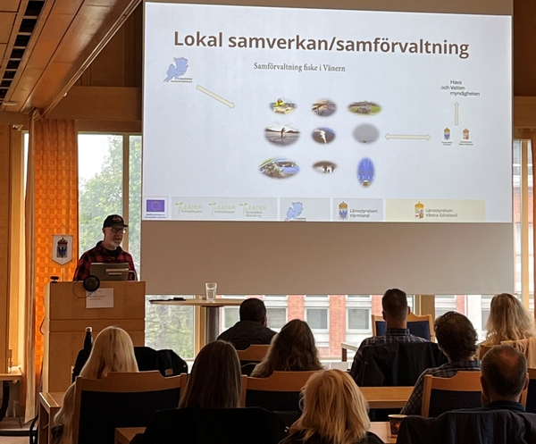 Jonas informera om Samförvaltning fiske i Vänern vid Norgebesök i Karlstad den 2 september.