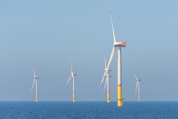 Havsbaserade vindkraftverk på öppet vatten under klar himmel