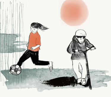 Illustration av två barn som leker utomhus, en sparkar fotboll och den andra åker sparkcykel.