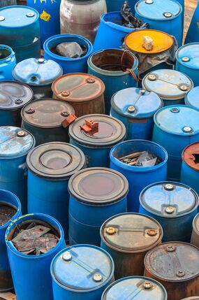 Tunnor med farligt avfall. Foto: Mostphotos. 