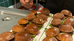 Braxburgare och silltaco på Lövgärdesskolans lunchmeny